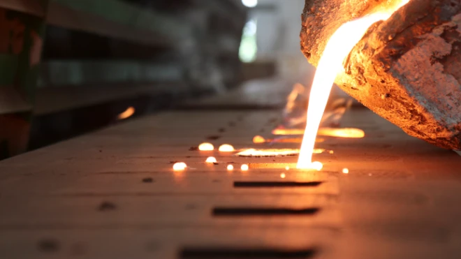 Iron molten metal pouring in sand mold_