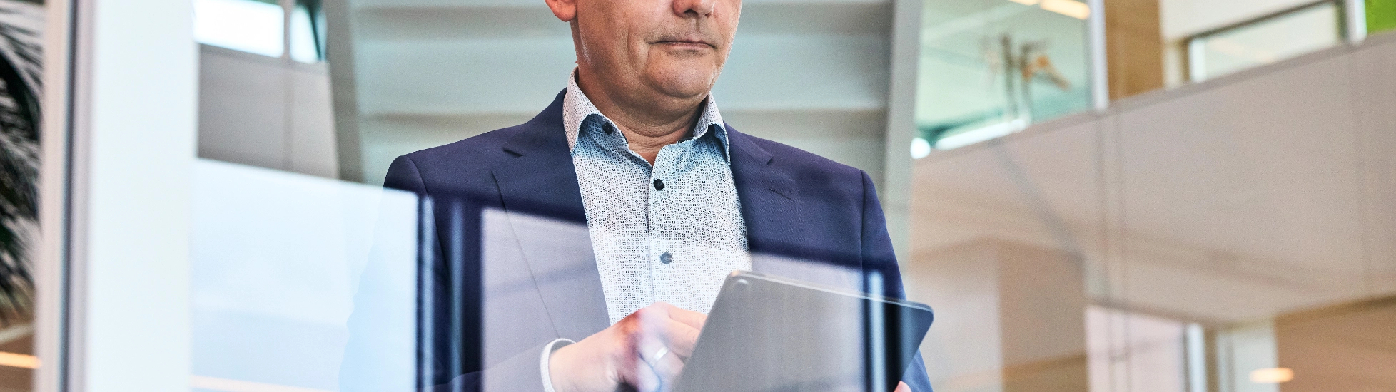 Atradius worker reflects on the news he read on his tablet